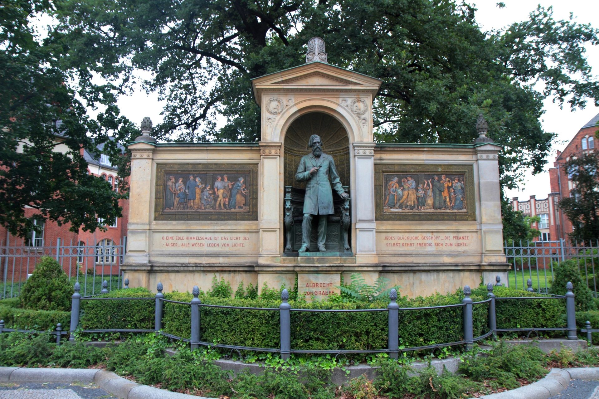 Albrecht von Graefe's monument, Berlin - 01.JPG